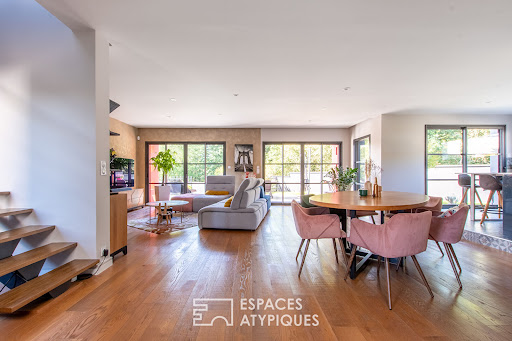 Contemporary house with garden 2