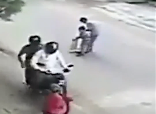 Đứa bé đang chơi dọc đường bất ngờ bị hai người đàn ông đi xe máy bắt đi