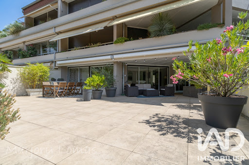 Buy this luxury apartment / penthouse in Charbonnières-les-Bains (69260) - Spacious terrace with outdoor lounge