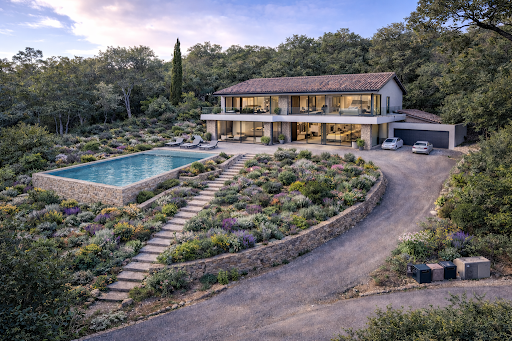 Villa with pool and garden 2