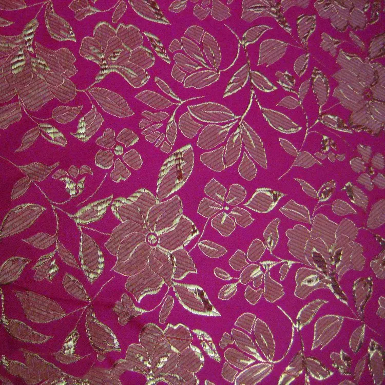 Mesa Decorativa com Toalha e Pano de Cabelo Crie um ambiente elegante e funcional para sua casa ou eventos especiais, fácil de limpar e manter.