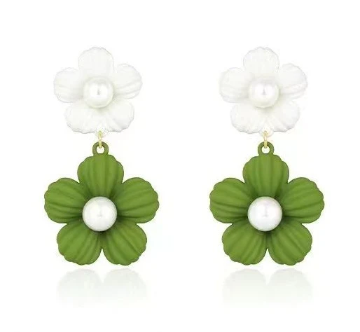 Weiße Blumen Sommer Ohrringe Asymmetrische Eardrops Erleben Sie den Sommer mit diesen eleganten und asymmetrischen Ohrhängern. Perfekt für sonnige Tage.