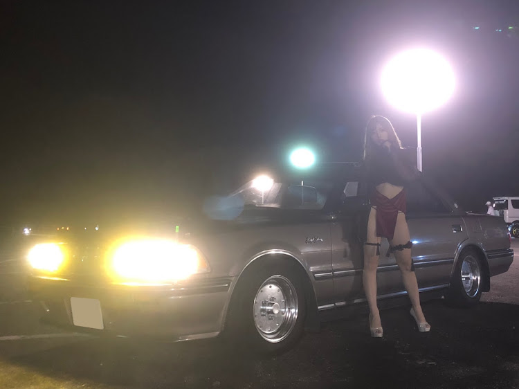 クラウンセダンの鹿児島ナイトミーティング・りこぴんさんキャンギャル・低そうで低くない少し低い車・13クラウン・モデルさんとの撮影に関するカスタム事例の投稿画像1枚目