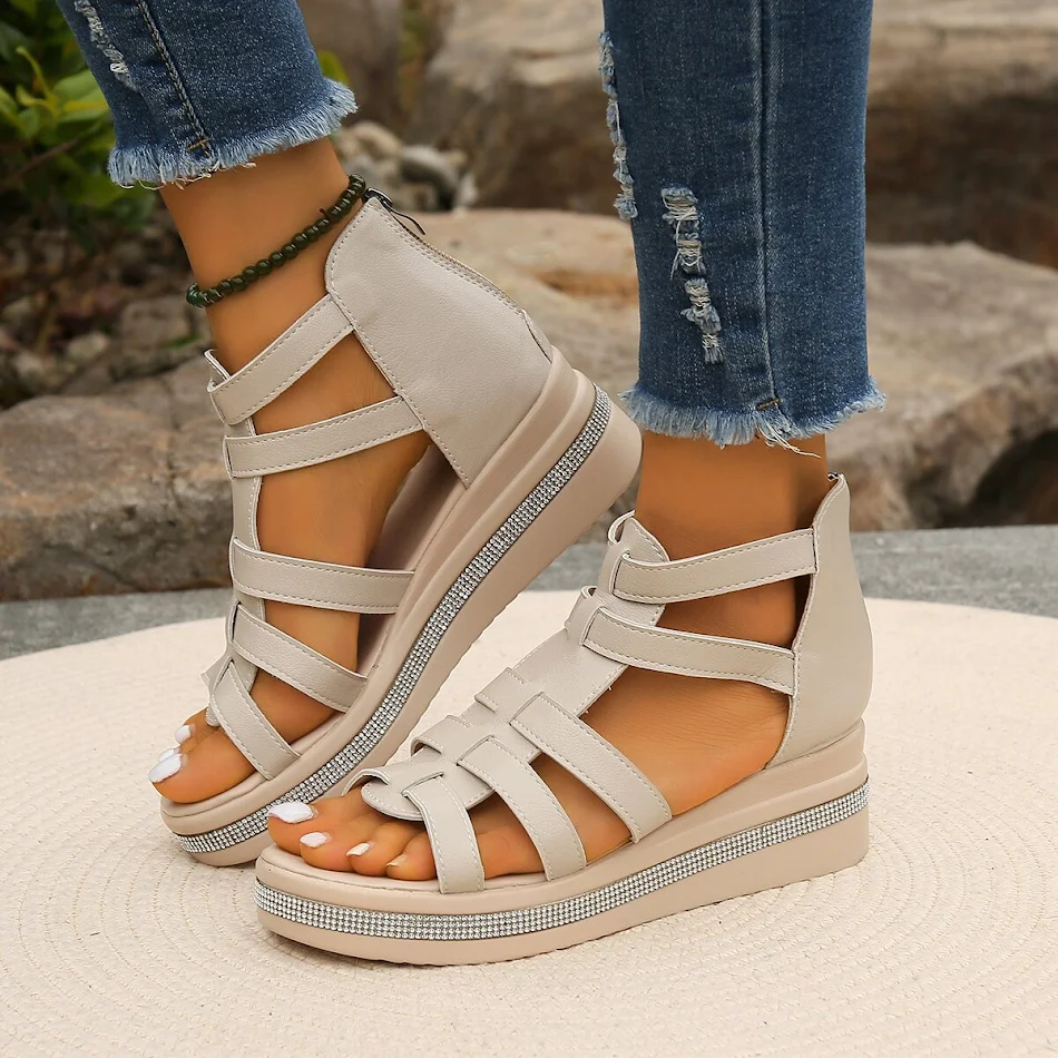 Zomer dames sleehak sandalen met strass plateau. Comfortabele en stijlvolle sandalen voor warme dagen. Perfect voor een zomerse look.