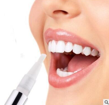 Blanqueador Dental en Pluma Obtén una sonrisa más brillante y radiante al instante con nuestro práctico blanqueador de dientes portátil.