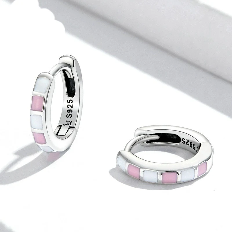 Boucles d'oreilles simples et élégantes plaquées platine. L'accessoire idéal pour une touche subtile et sophistiquée, parfaites pour toutes les occasions.