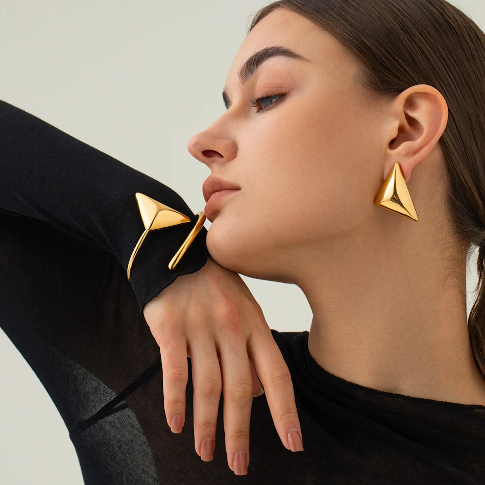 Brazalete de espiral triangular de acero inoxidable con baño de oro de 18K, elegante y moderno. Perfecto para cualquier ocasión.