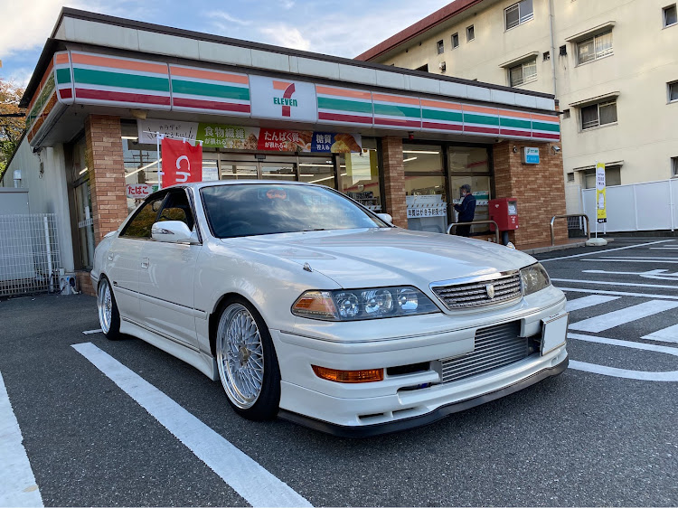 マークIIの朝のセブンイレブンにて…・LS460に関するカスタム事例の投稿画像1枚目