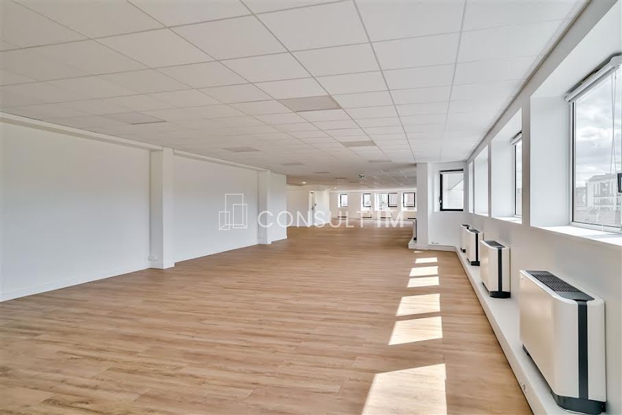 Location  locaux professionnels  745 m² à Issy-les-Moulineaux (92130), 25 915 €