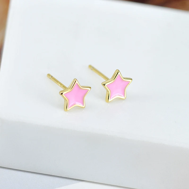 Boucles d'oreilles clous étoile en argent sterling avec epoxy multicolore, simples et compactes, un accessoire discret et élégant au quotidien.