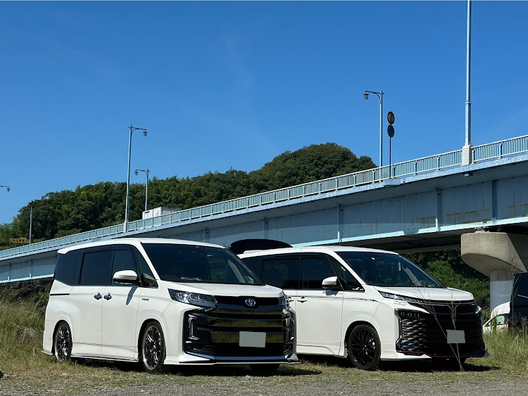 ヴォクシーのフォーメーション撮影・80&90コラボ・i-tune FAMILY・高田橋多目的広場・90ヴォクシーに関するカスタム事例の投稿画像1枚目