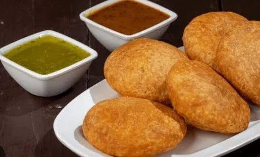 Onion Kachori With Chutney