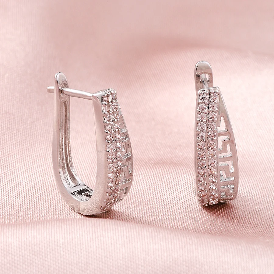 Brincos D-shape com botão, banho de cobre em ouro 14k, micro-incrustações de zircônio branco, elegância e sofisticação para o seu dia a dia.