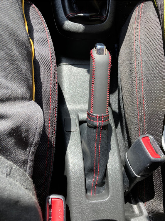 スイフトスポーツのシフトカラー交換・サイドブレーキブーツ・久々のDIY・暑かった・秋の交通安全週間に関するカスタム事例の投稿画像14枚目