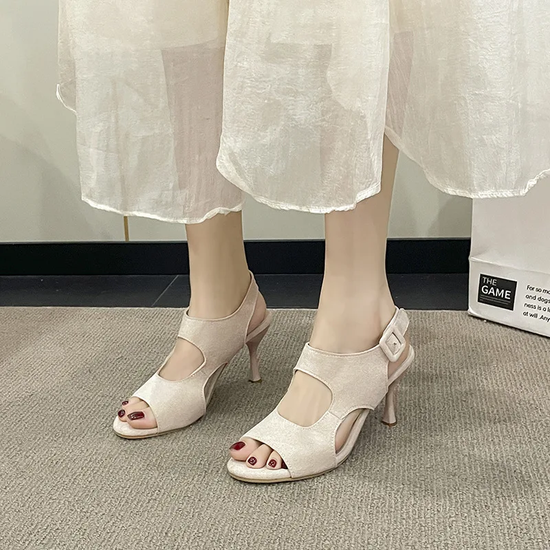 Talons hauts élégants pour femmes, personnalité gracieuse. Des chaussures parfaites pour rehausser votre grâce et votre style. Commandez dès maintenant !