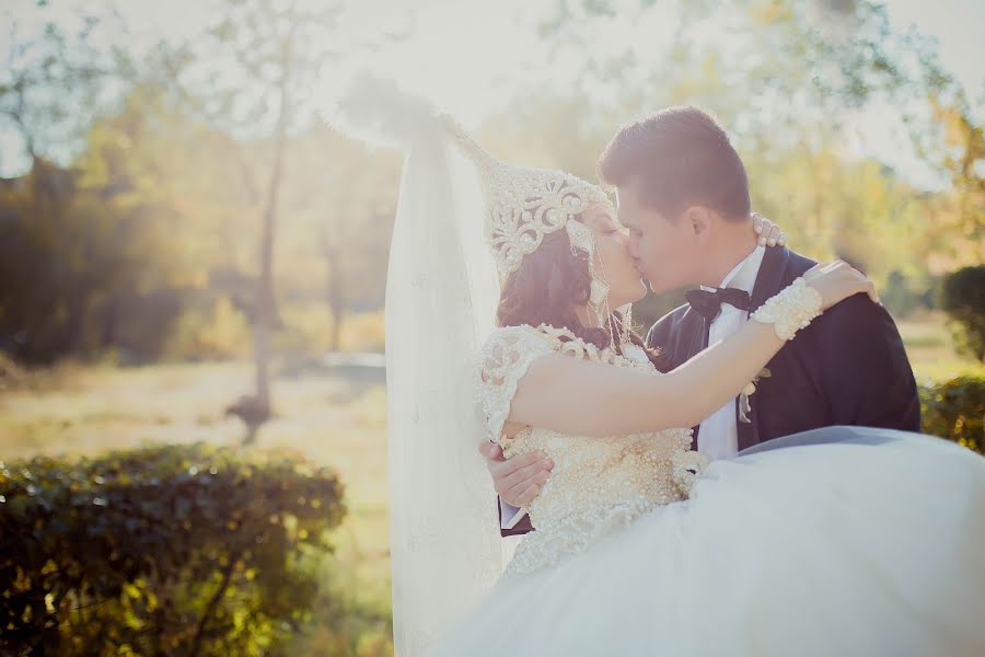 Fotógrafo de casamento Abay Bekenov (abai249). Foto de 25 de outubro 2016