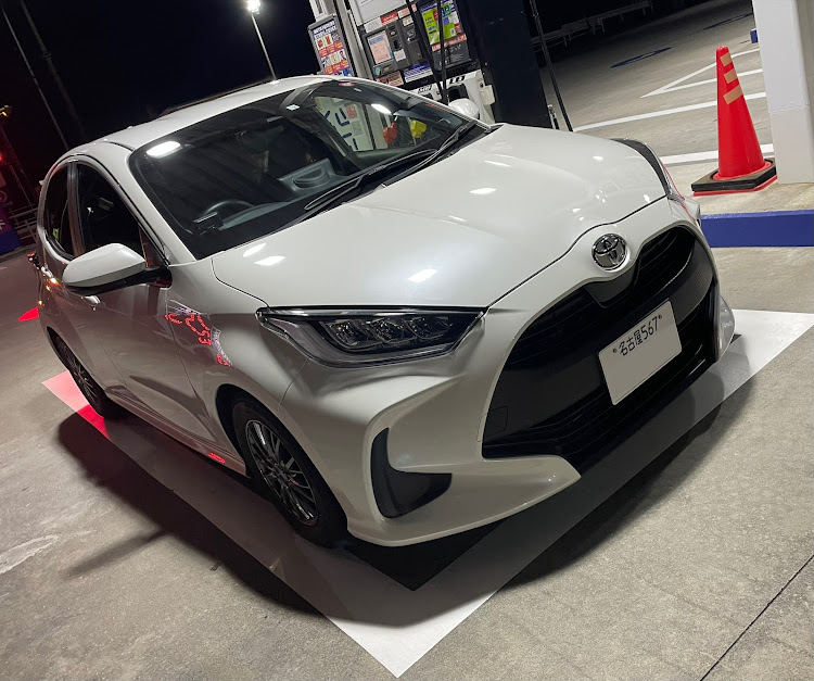 ヤリスの2月もよろしくお願いします・ガソスタ映えってやつ？笑に関するカスタム事例の投稿画像1枚目