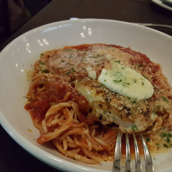 GF rice pasta with pomodoro sauce, parmesan, mozzarella and grilled chicken