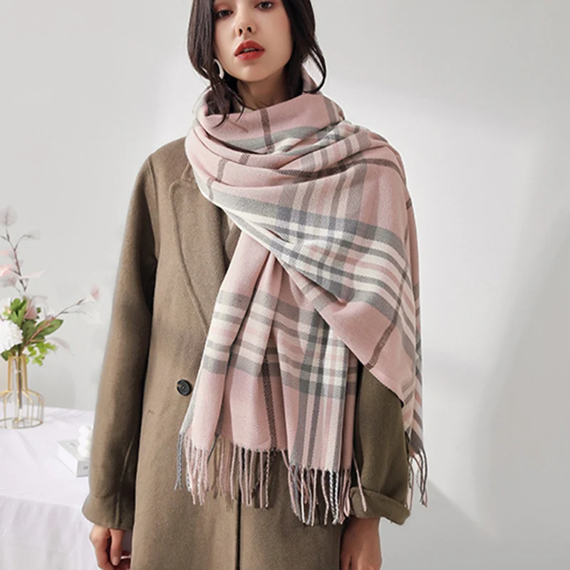 Klassieke geruite kasjmier sjaal voor dames. Tijdloze elegantie en superieure warmte. De perfecte accessoire voor een verfijnde uitstraling.