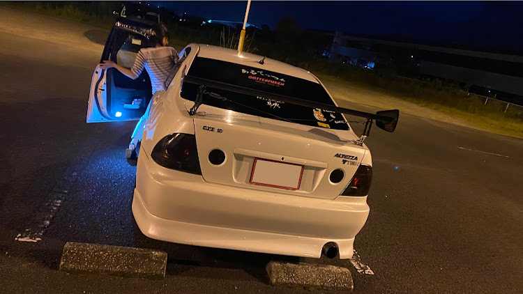 アルテッツァのアルテッツァ乗りは変態らしい・じーゆー・今日も一緒・暑いに関するカスタム事例の投稿画像4枚目