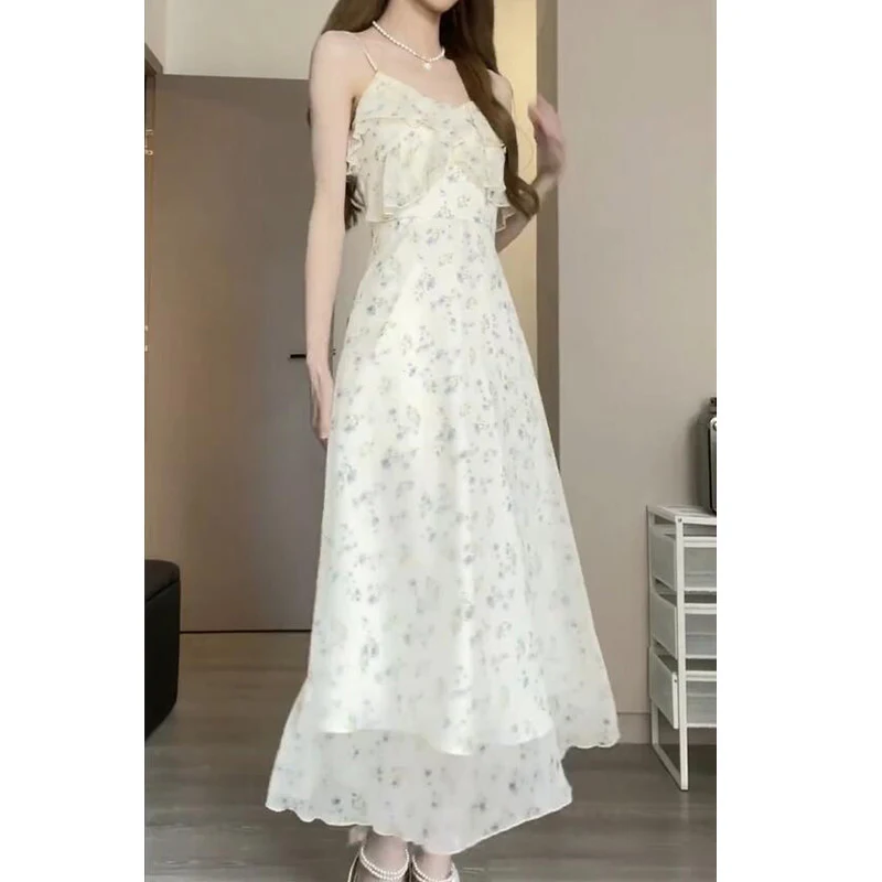 Witte chiffon bloemen bandjesjurk, een luchtige en elegante zomerjurk, perfect voor warme dagen en speciale gelegenheden.