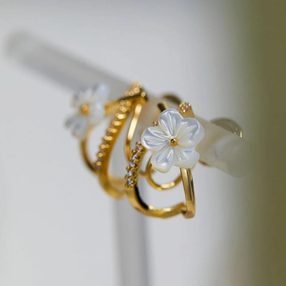 Brincos Stud Concha de Espiral Mata-Mosquito Flor Branca Pequena Proteção elegante contra mosquitos, estilo delicado e discreto para o dia a dia.
