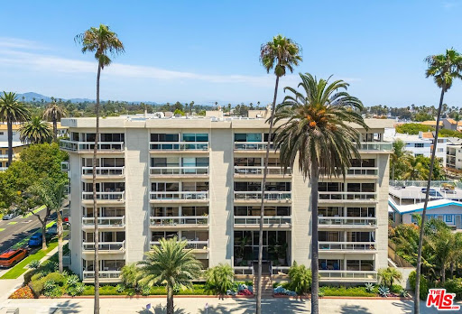 Apartment / penthouse purchase in Santa Monica (United States) - Residential building with palm trees