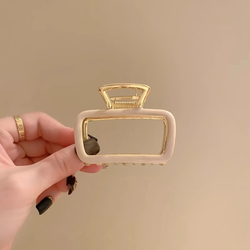 Coiffure Moyenne Femme avec Goutte à Goutte d'Huile et Pince Lâche, maintien sûr et style décontracté, parfait pour toutes coiffures. Confort garanti.