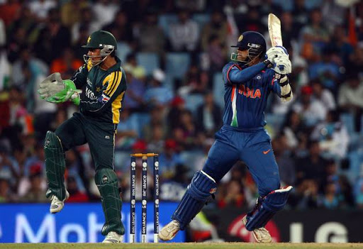 CENTURION, SOUTH AFRICA: Kamran Akmal watches as Raul Dravid of India hits out during The ICC Champions Trophy match between India and Pakistan.