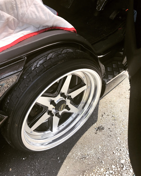 ハイエースのDIY・フェンダー加工・アーチ上げ・車高調整に関するカスタム事例の投稿画像4枚目