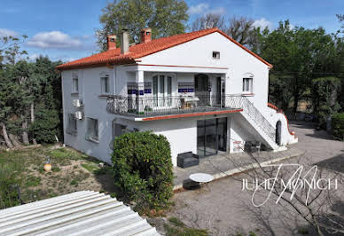 Villa avec piscine et terrasse 2