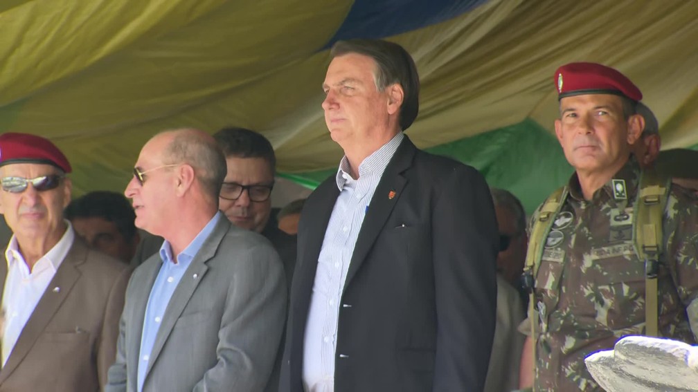 Bolsonaro participa de evento militar na Zona Oeste do Rio — Foto: Reprodução/GloboNews