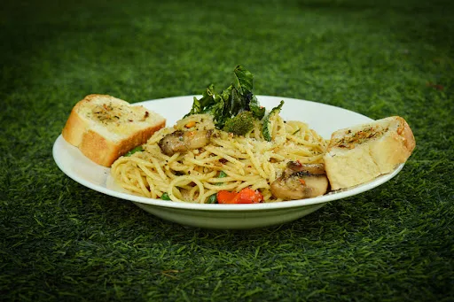 Aglio E Olio Pasta With 2 Slice Garlic Bread