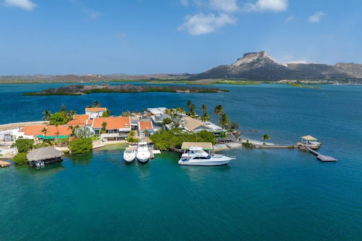 Island with houses and yachts on sea - Prestige villa for sale in Willemstad, 6 bedrooms
