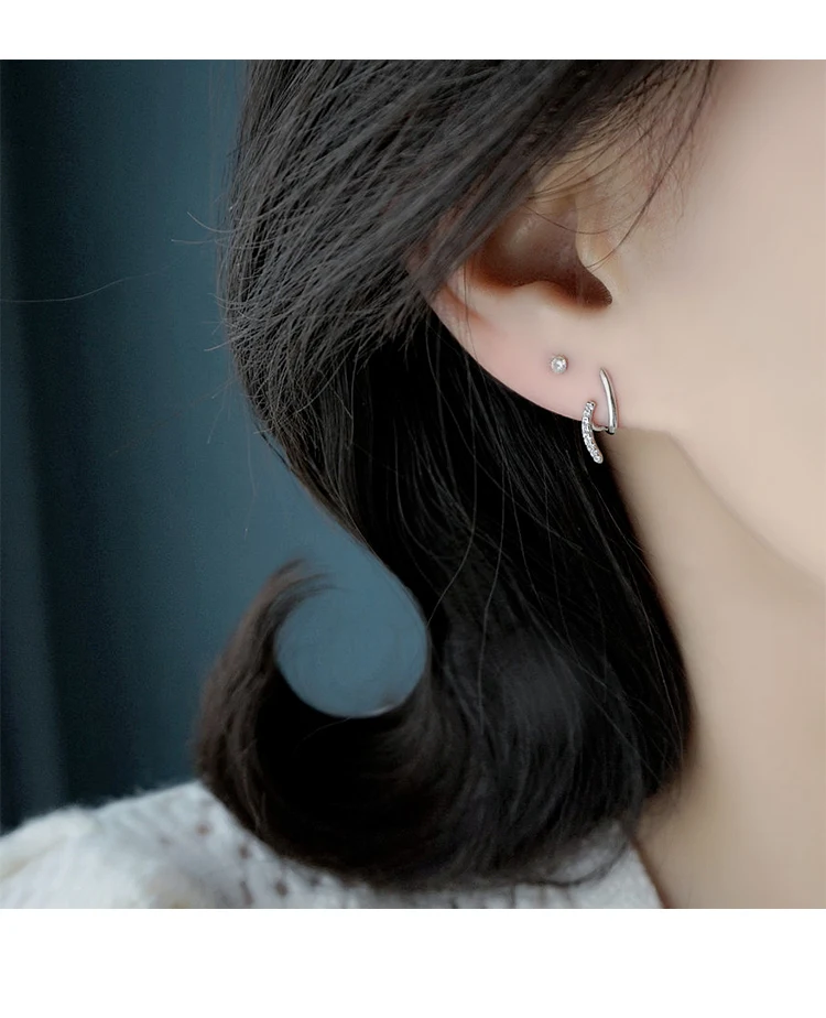 Trendy oorstekers voor dames met sierlijke geometrische lijnen en een verspringend design. Speciale en modieuze oorbellen.