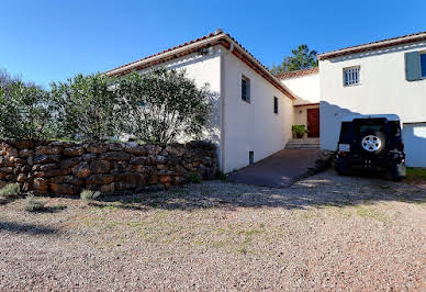 Villa avec piscine et terrasse 4