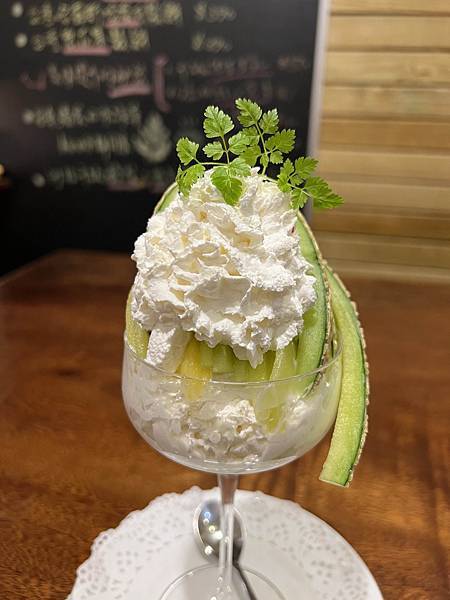 若草wakakusa 三重區 鮮奶油超級多的哈密瓜帕菲 香草冰淇淋 不用低消一杯飲料 下午茶 甜點店 不限時