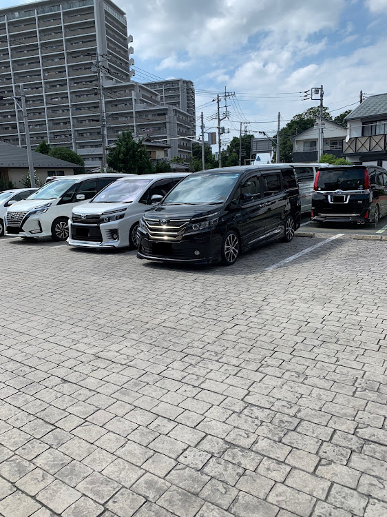 ヴォクシーの低そうで低くない普通の車・ファミリーカーですから❗️に関するカスタム事例の投稿画像1枚目