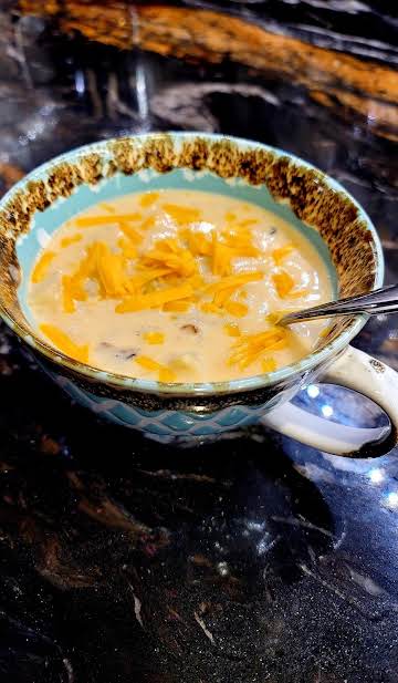 Slow Cooker Creamy Potato, Ham & Cheese Soup