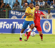 Sibusiso Vilakazi, seen in action with Bradley Grobler of  SuperSport, scored the only goal to book Sundowns a place in the Nedbank Cup last 16.  /  Veli Nhlapo