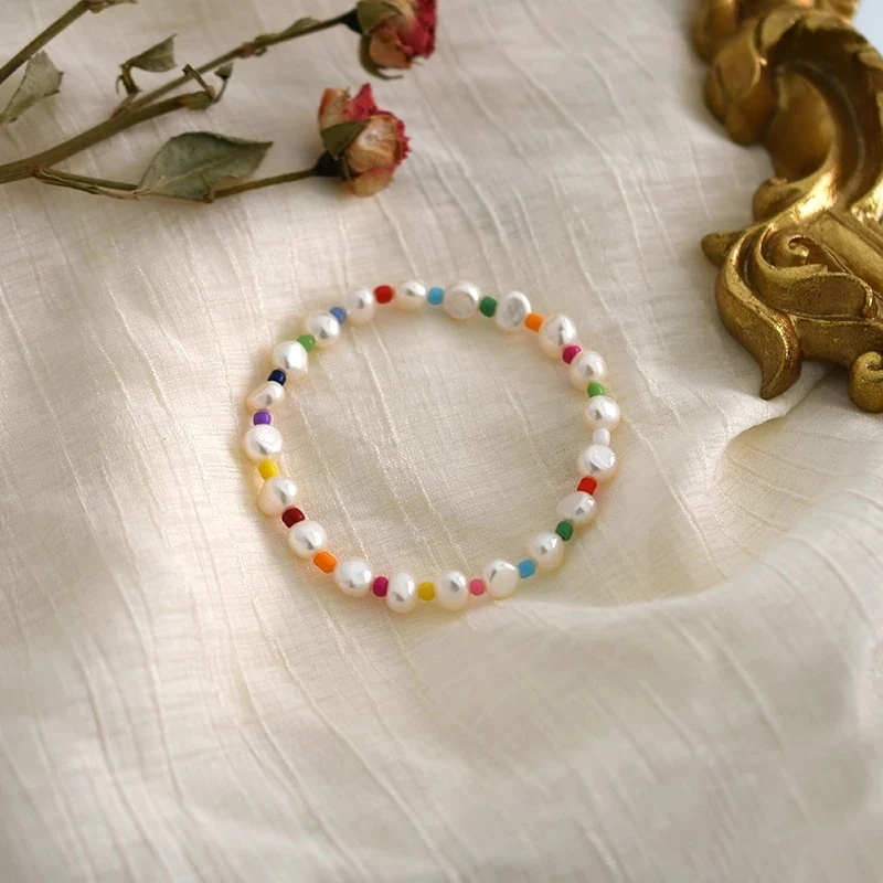 Kleurrijke Parelkralen Armband voor Vrouwen – Temperamentvol. Een charmant sieraad dat je stijl en elegantie accentueert, perfect voor elke outfit.