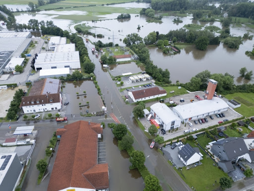 Poplave u Nemačkoj, hiljade evakuisane, udavio se vatrogasac