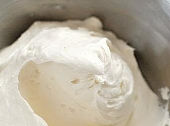 Photo from: http://notsohumblepie.blogspot.com/2011/03/cinnamon-rolls-with-whipped-cream.html#more