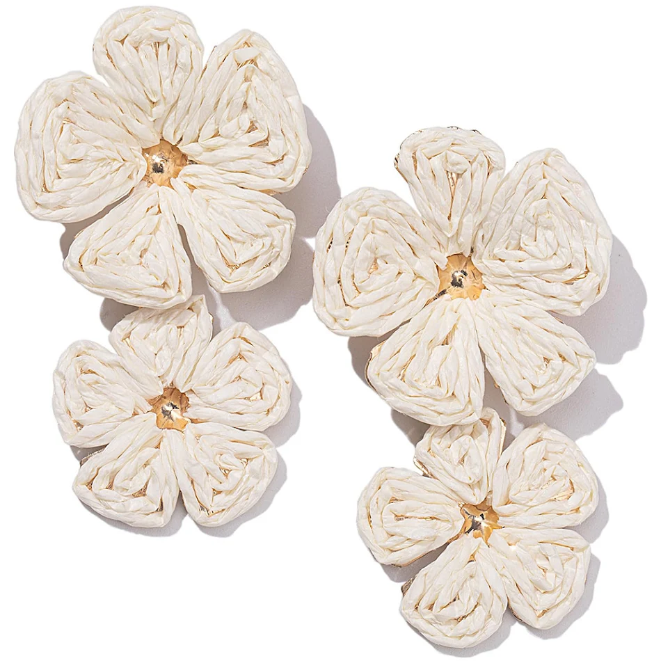 Brincos de flores multicamadas feitos à mão com ráfia. Leveza e estilo artesanal. Adicione um toque boêmio e natural ao seu visual.