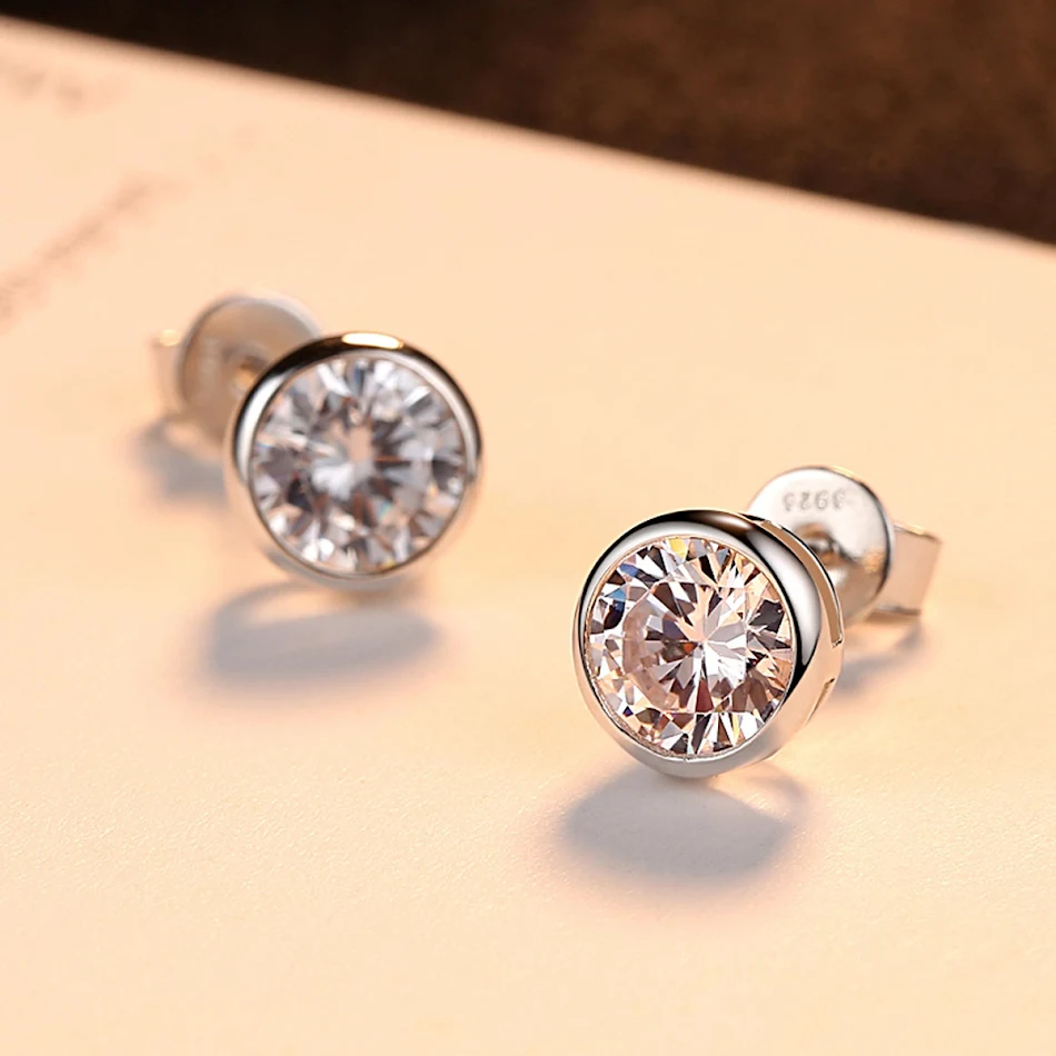 Enkele diamant bezel setting oorstekers, 18k platina verguld, echte goud moissanite. Schitterende oorbellen voor dagelijks gebruik.