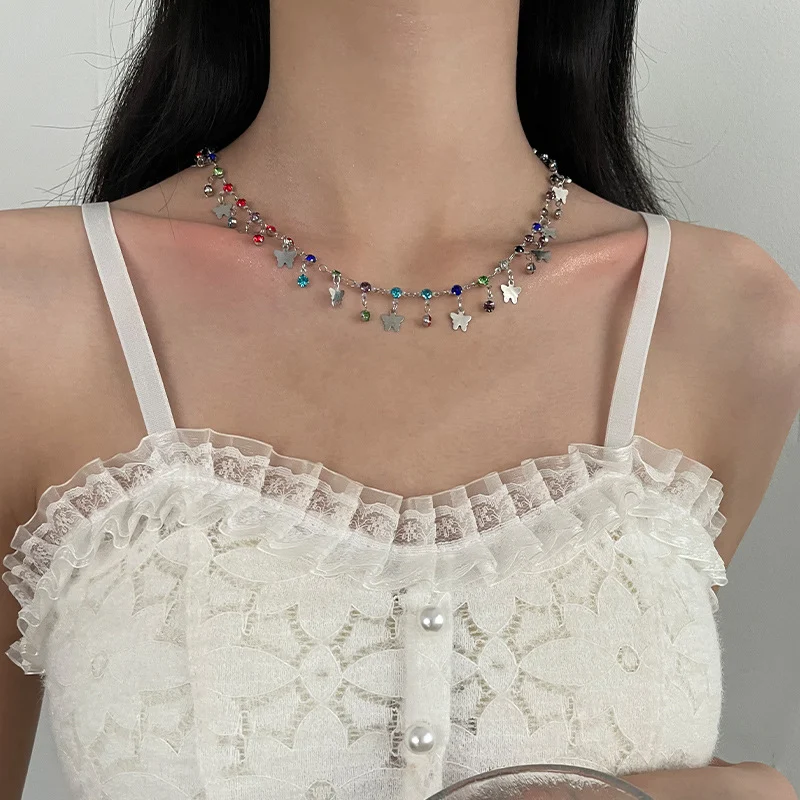 Collier papillon cristaux colorés pour femmes Design spécial Bijou d'été Élégant et tendance Accessoire femme