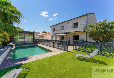 House with pool and terrace 8