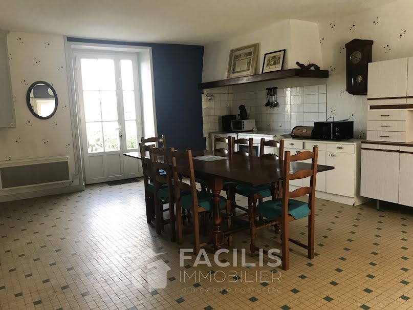 Vente maison 5 pièces 161 m² à Moncontour (86330), 127 000 €