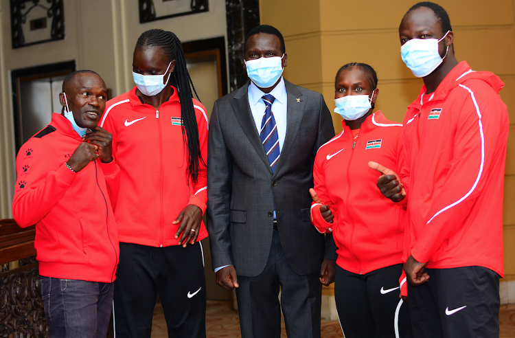 Olympics Kenya president Paul Tergat (C) with boxer Nick Okoth (far left), Malkia Strikers skipper Mercy Moim, Kenya Lionesses Philadelphia Olando and Shujaa's Jeffrey Oluoch.