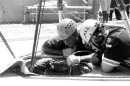 BRAVE EFFORT: Rescue workers battled for days to rescue a woman who was swallowed up by a sinkhole on the East Rand on Tuesday. Pic. Peter Mogaki. 27/10/2006. © Sowetan.